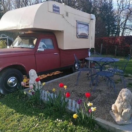 Le Pick Up 403 Vintage Hotel Oradour-sur-Glane Buitenkant foto