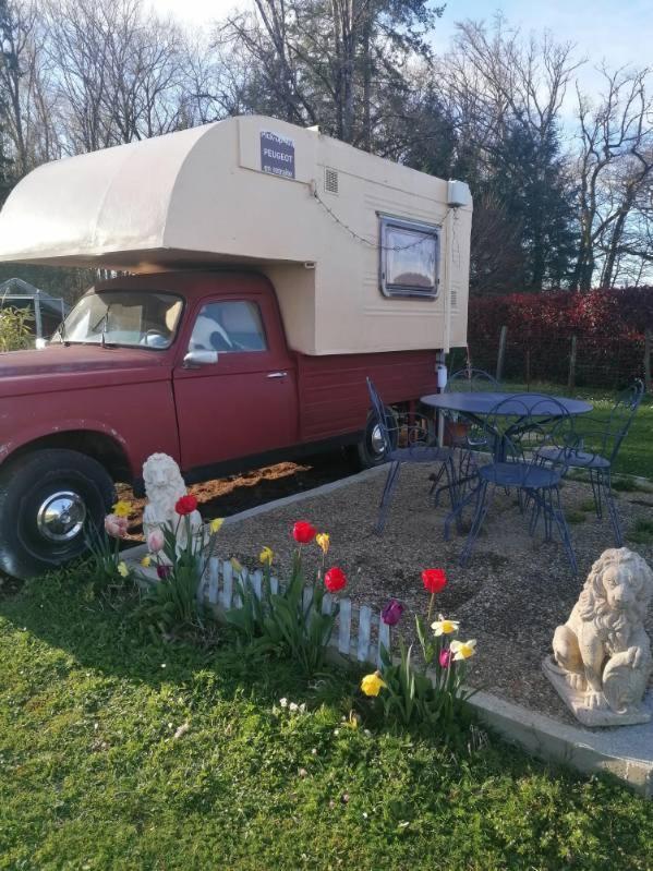 Le Pick Up 403 Vintage Hotel Oradour-sur-Glane Buitenkant foto