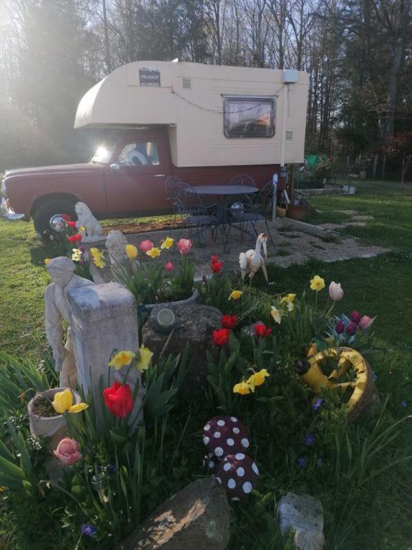Le Pick Up 403 Vintage Hotel Oradour-sur-Glane Buitenkant foto